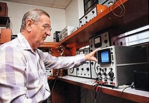 Igor Sresnewsky, arquiteto autônomo e pai de Alexandre Sresnewsky, em seu laboratório de acústica
